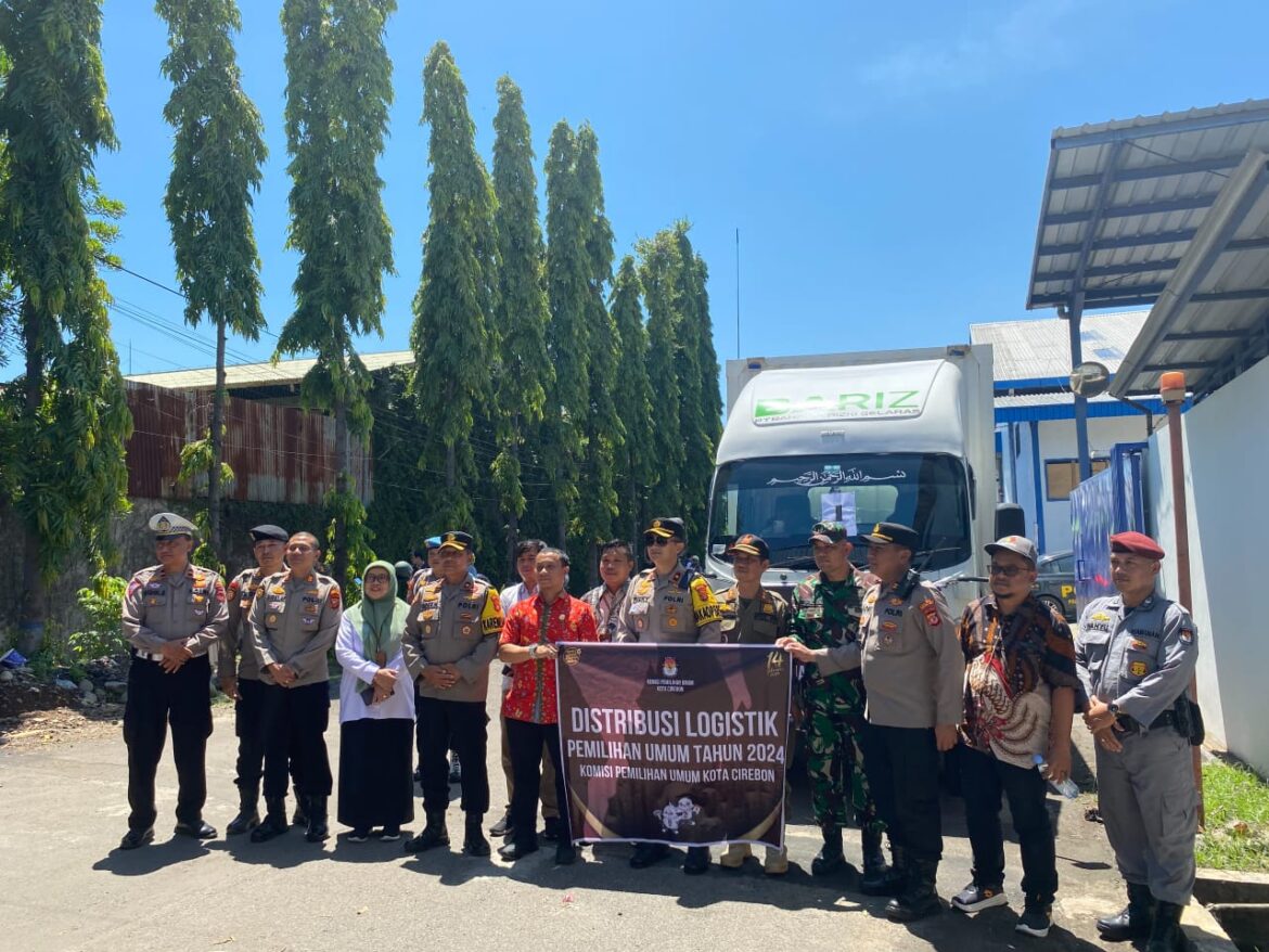 Polres Cirebon Kota Lakukan Pengawalan dan Pengamanan Distribusi Logistik Pemilu dari Gudang KPU ke PPK