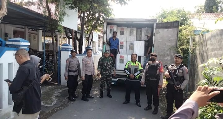 KPU Kota Tegal Mulai Distribusikan Logistik Pemilu, Polres Tegal Kota Lakukan Pengamanan Secara Ketat
