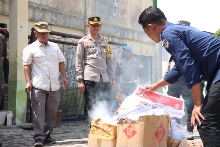 Kapolres Sergai Hadiri Pemusnahan Kelebihan Surat Suara Pemilu 2024