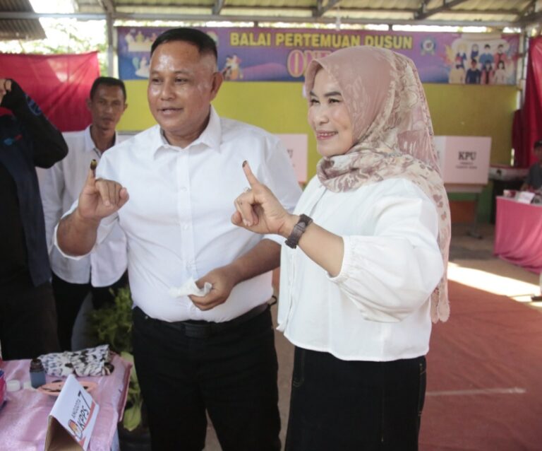Kompak Couple Putih-Hitam Bupati Nanang Ermanto Beserta Istri Coblos di TPS 01 Way Galih