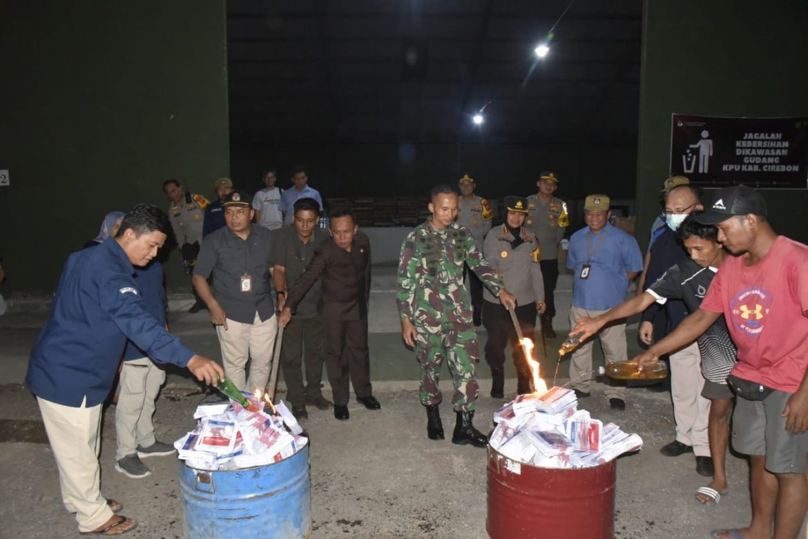 Kapolresta Cirebon Hadiri Pemusnahan Surat Suara Pemilu 2024 Tidak Terpakai