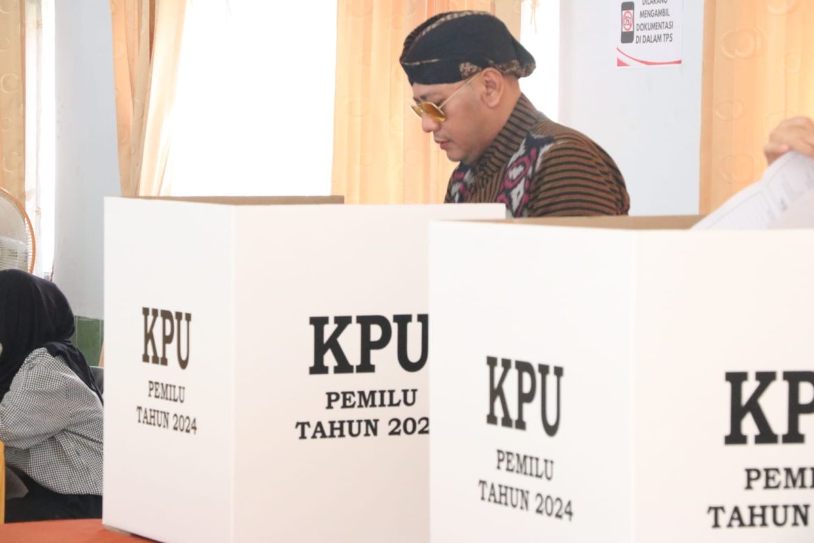 Wali Kota Tegal Gunakan Hak Pilihnya di TPS 57 Kelurahan Brebes