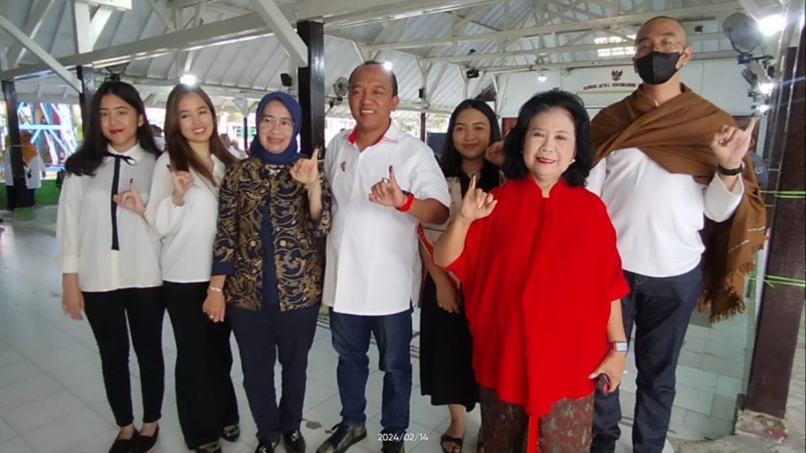 Jumadi Gunakan Hak pilihnya Di TPS 08 Kelurahan Mangkukusuman Bersama keluarga
