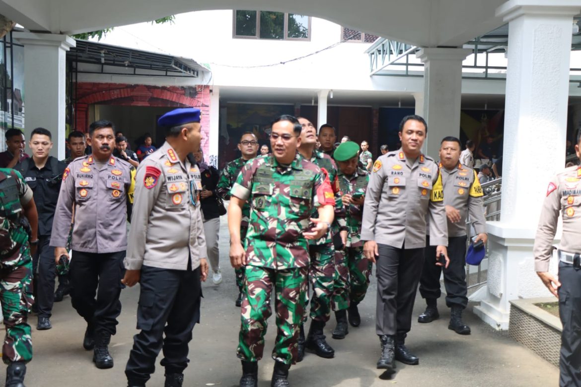 Bersama Forkopimda, Kapolres Cirebon Kota Laksanakan Monitoring TPS Khusus