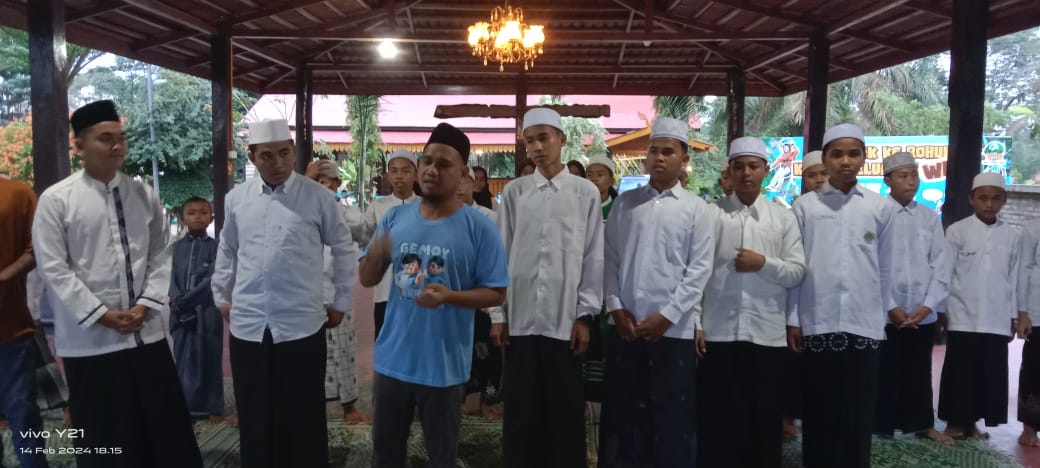 Kordinator Tim Squad gemoy Dan Para Santri milinial Prabowo gibran Rokan Hulu Lakukan Sujud Syukur