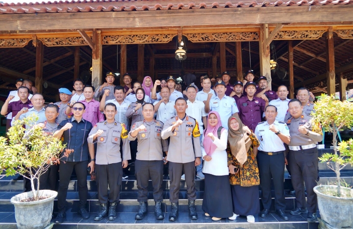 Pasca Coblosan Pemilu 2024, Polres Ponorogo Gelar Cangkrukan Bersama Warga Balong