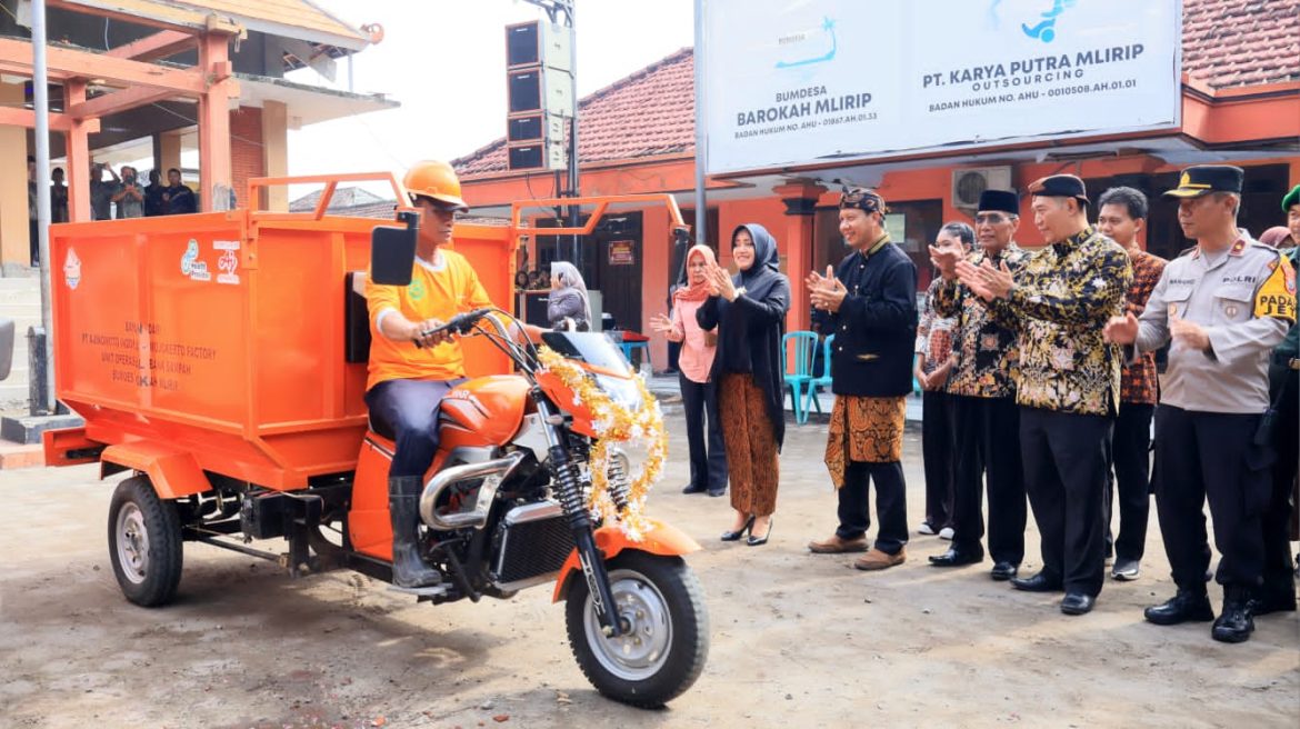 Pada Acara Ruwat Desa Mlirip, Bupati MojokertoResmikan Pendopo dan TPS 3R Desa Mlirip