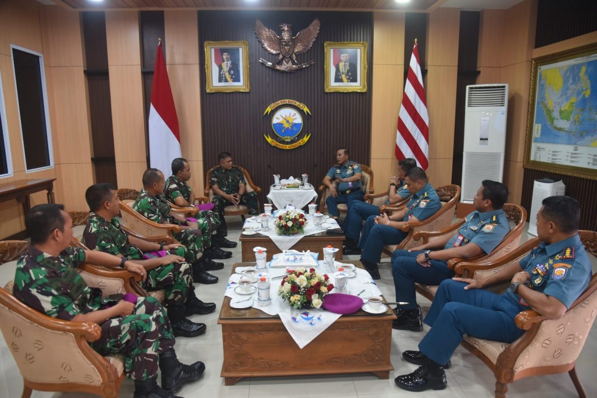 Pangkoarmada II Terima Kunjungan Kerja Komandan Pasmar II