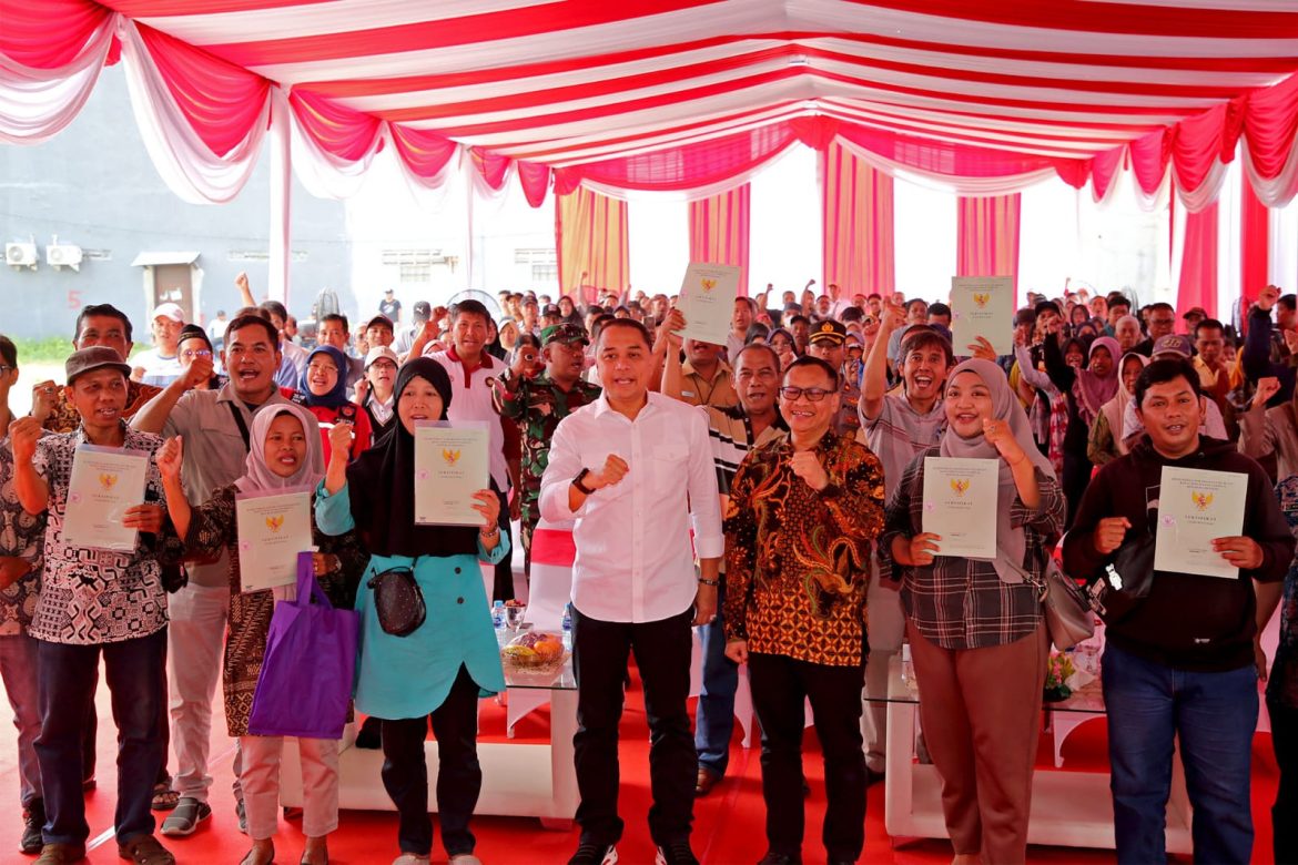 Serahkan Sertifikat Tanah Program PTSL, Wali Kota Surabaya : Kita Harus Selesaikan Semuanya Biar Tidak Ada Mafia Tanah