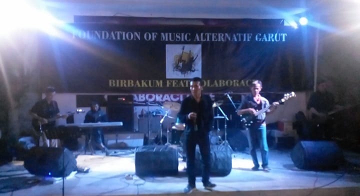 Colaboraci band memukau penonton dengan penampilan penuh kejutan