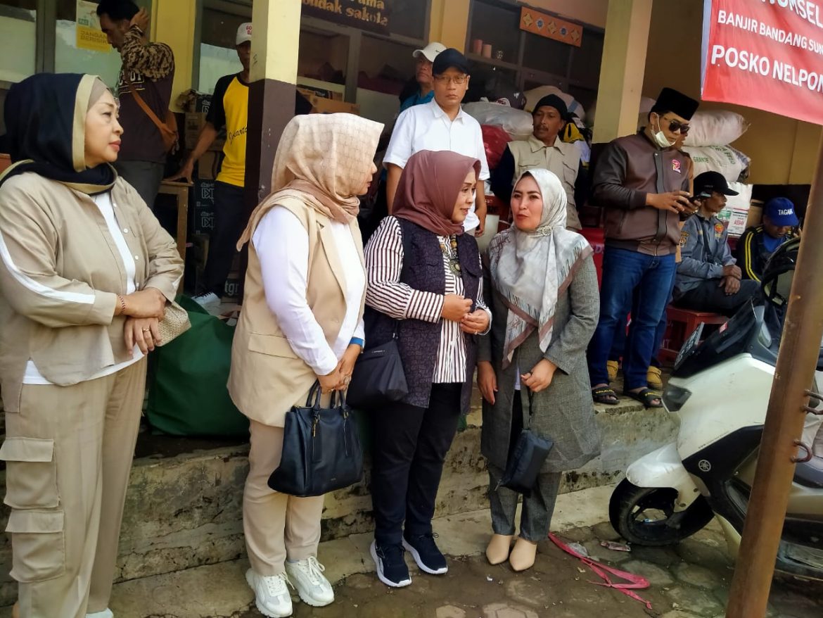 Anggota DPR RI Iis Rosita Dewi dan DPRD Provinsi Jabar Serta KBB dari Fraksi Gerindra Berikan Bantuan Untuk Korban Cibenda