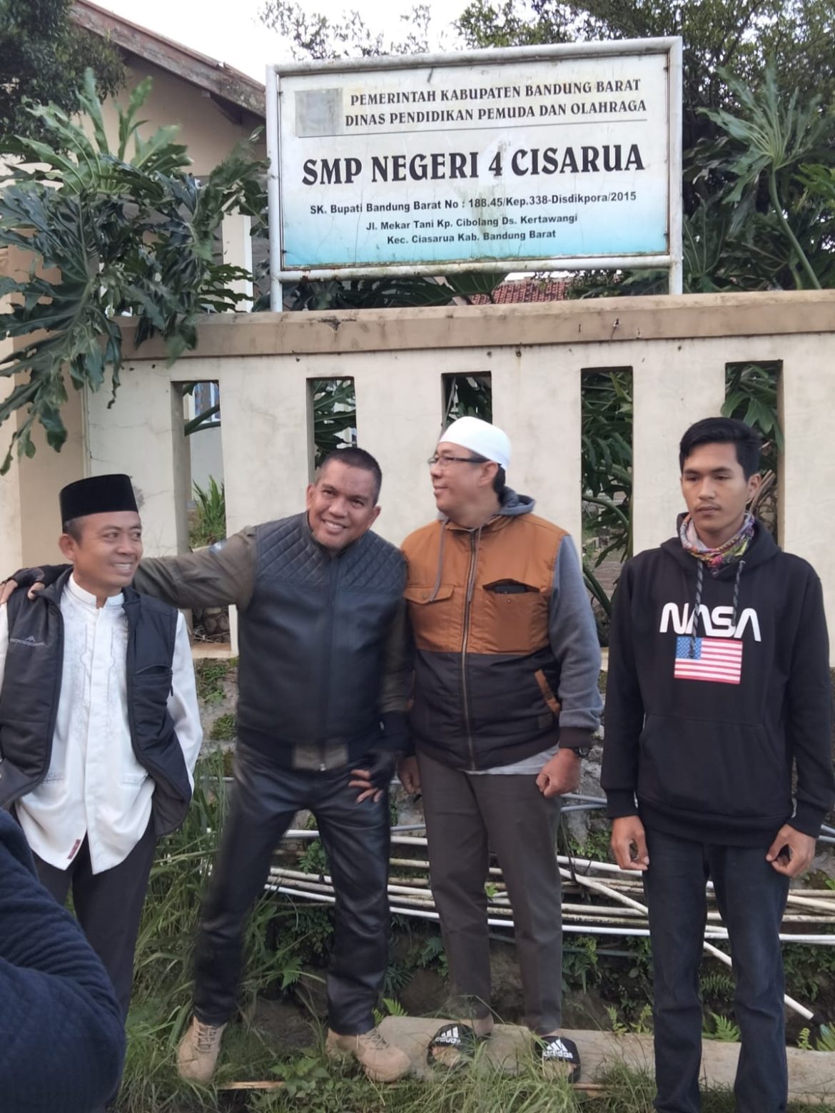 Kunjungi Lokasi Longsor, PJ Bupati Bandung Barat Keliling Kampung Bersama Steve Ewon