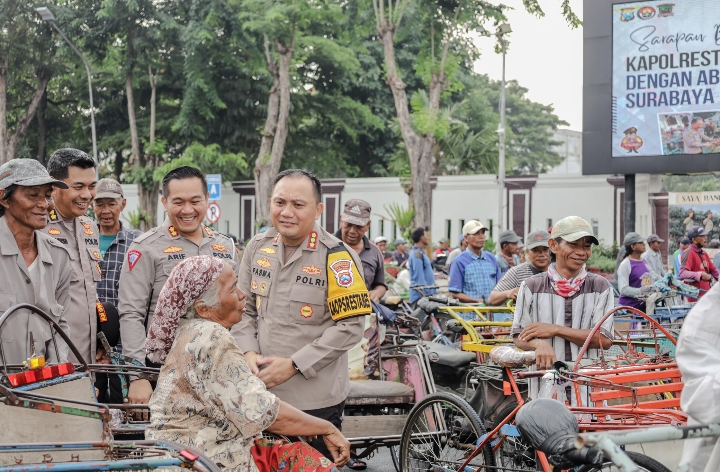 Kapolrestabes Surabaya Ajak Sarapan Bareng dan Berbagi Sembako Untuk Abang Becak