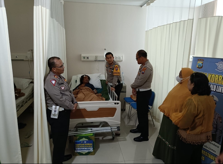 Kasatlantas Besuk Korban Kecelakaan di RS. Ubaya