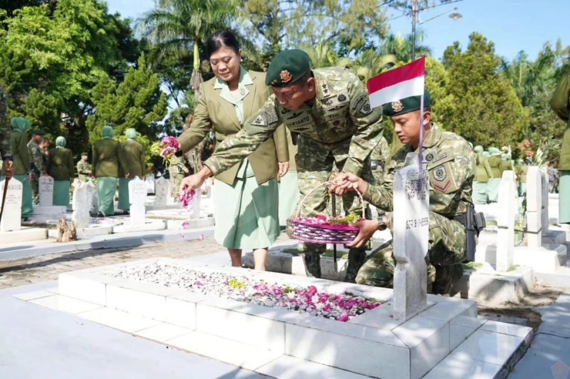 Pangdivif 2 Kostrad Pimpin Ziarah Rombongan Dalam Rangka Memperingati HUT Ke-63 Kostrad Di TMP Untung Suropati