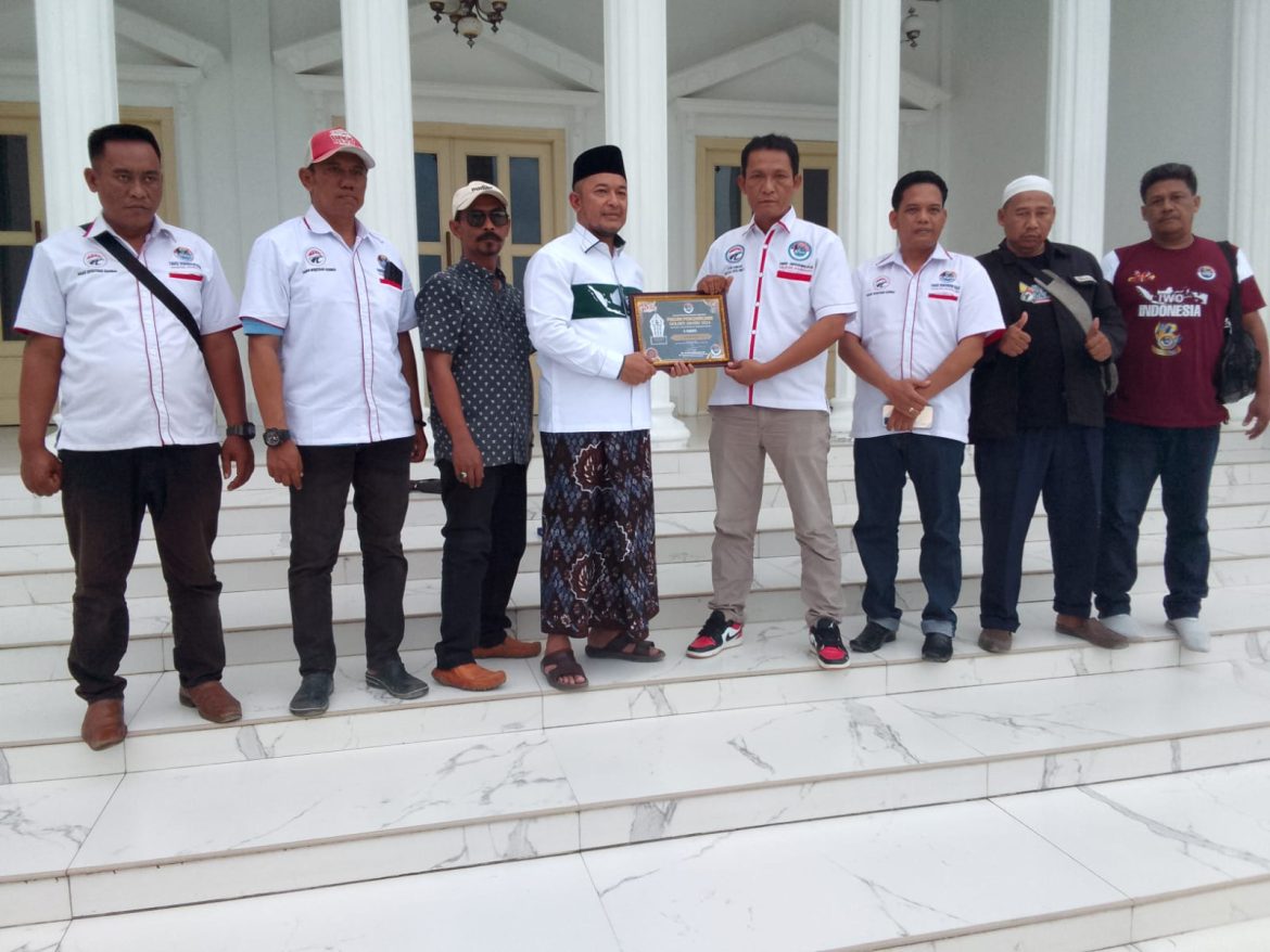 Penyerahan Anugerah Golden Awards Iwo Indonesia Pada Tokoh Masyarakat Indramayu