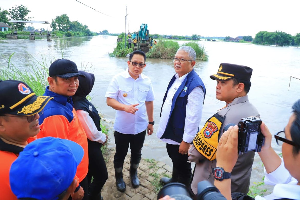 Pj Gubernur Adhy Imbau Masyarakat Waspada Bencana Hidrometeorologi