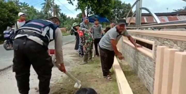 Jelang Ramadhan, Polri-TNI Bantu Warga Bersihkan Masjid di Bandar Khalipah