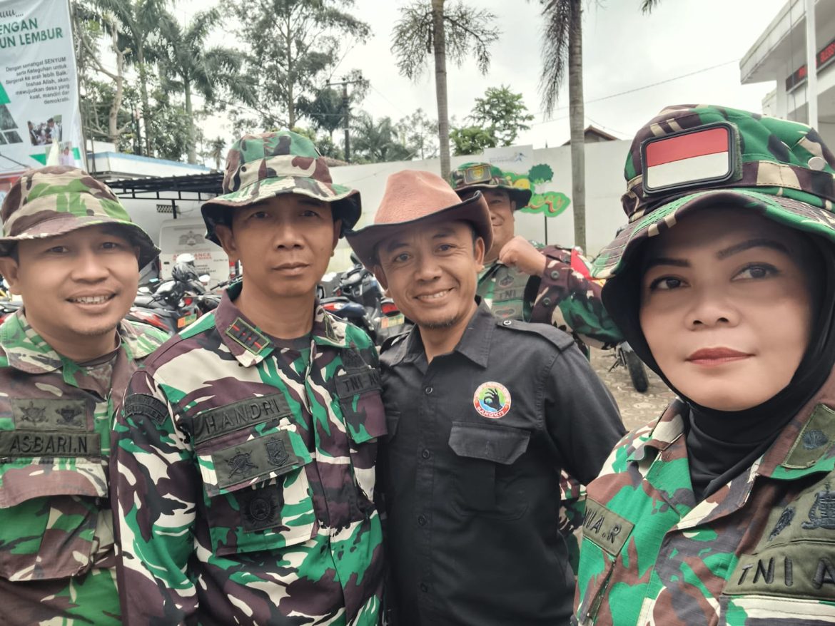 Satgas Sektor 3 Kodim 0609 Cimahi Bersama Steve Ewon Gelar Karya Bakti Bersih-bersih Sungai di Desa Kertawangi 