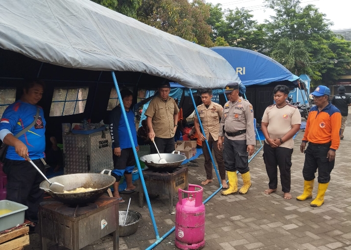 Respon Cepat Tim Gabungan TNI-Polri dan BPBD Probolinggo Tangani Banjir di Tiga Desa Kecamatan Dringu