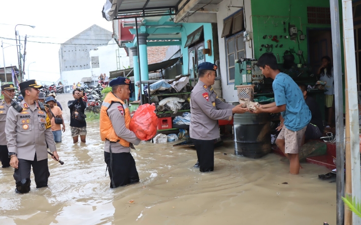 Polisi Distribusikan Ribuan Nasi Bungkus Untuk Warga di Bojonegoro Saat Banjir Belum Surut