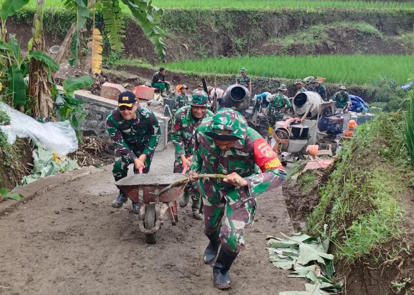 Dandim Brebes Dorong Gerobak bersama Warga, Harap TMMD Jadi Semangat Gotong Royong