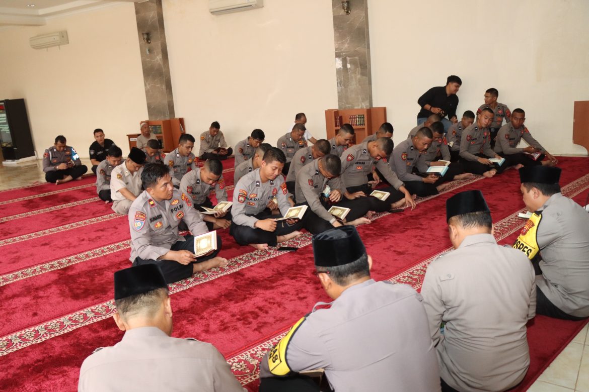 Tingkatkan Imtak Personil Selama Bulan Ramadhan, Polres Cirebon Kota Belajar Ngaji Bersama