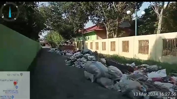 Seminggu Takkunjung Diangkut, Sampah Diantara Masjid Dan Sekolah Dilingkungan 1 G. Tua Baunya Sudah Mengeluarkan Aroma Yang Tidak Sedap 