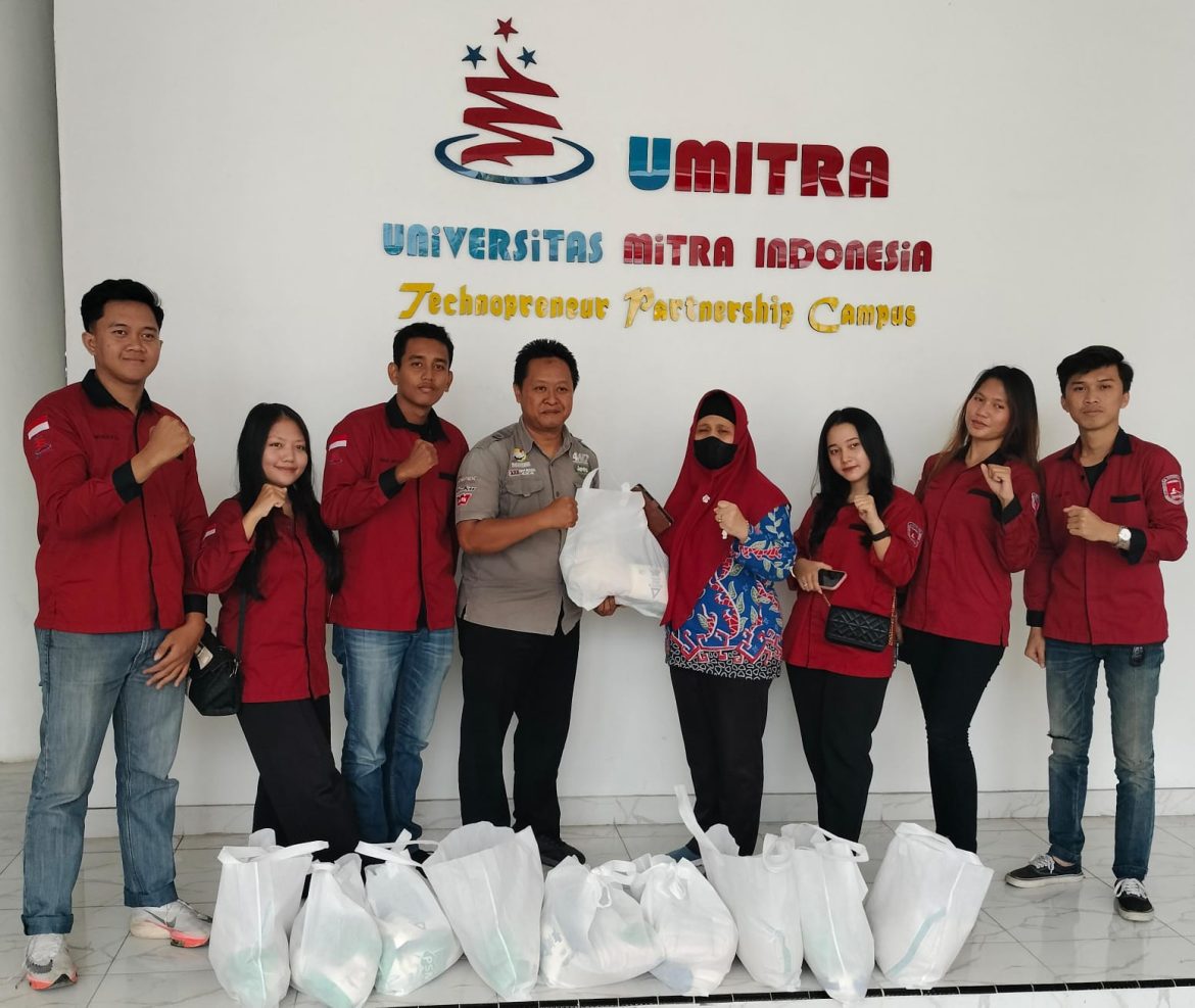 HIMAKUM UMITRA Maknai Ramadan Dengan pembagian Sembako kepada Masyarakat Sekitar Kampus