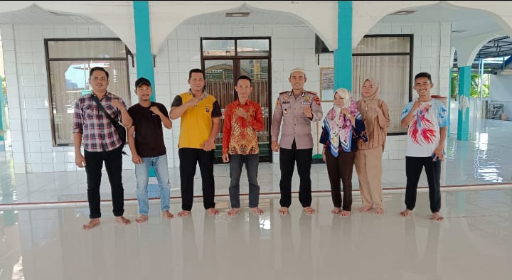 Kapolsek Medang Deras AKP Abdi Tansar, S.H, M.H Pimpin Aksi Bersih Mesjid Sambut Ramadhan 1445 H