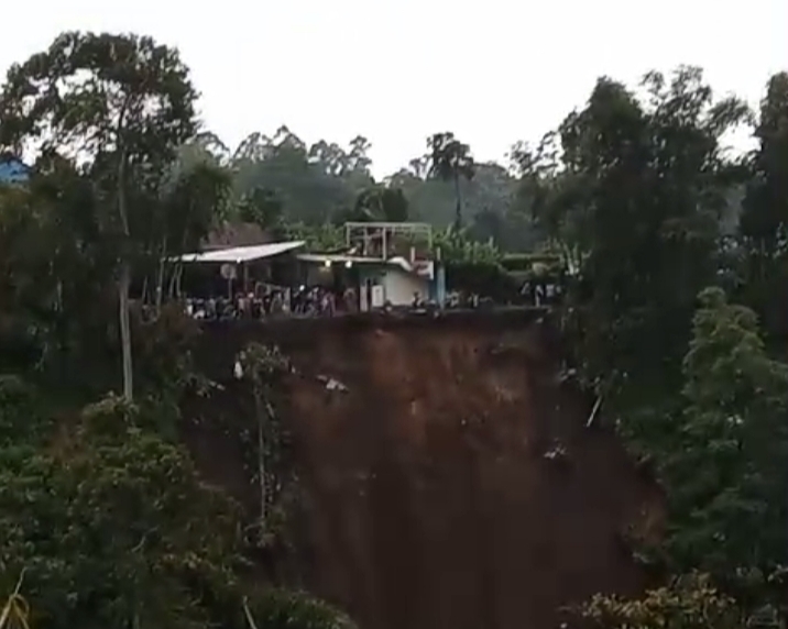 Satu Bangunan Ikut Terbawa Longsor di Desa Kertawangi Kabupaten Bandung Barat 