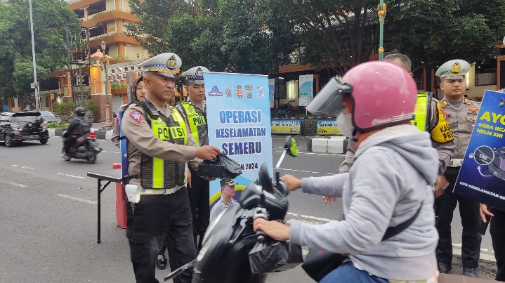 Ops Keselamatan Semeru 2024 di Bulan Ramadhan Polresta Malang Kota Berbagi Takjil Ajak Pengendara Tertib Lalin