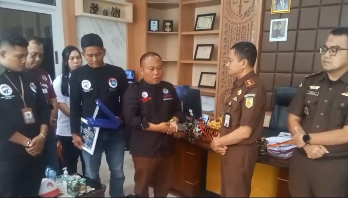 Ikatan Wartawan Online Indonesia (IWO – I) Pringsewu Serahkan Plakat Dan Piagam Golden Award Kepada Kajari Kabupaten Pringsewu