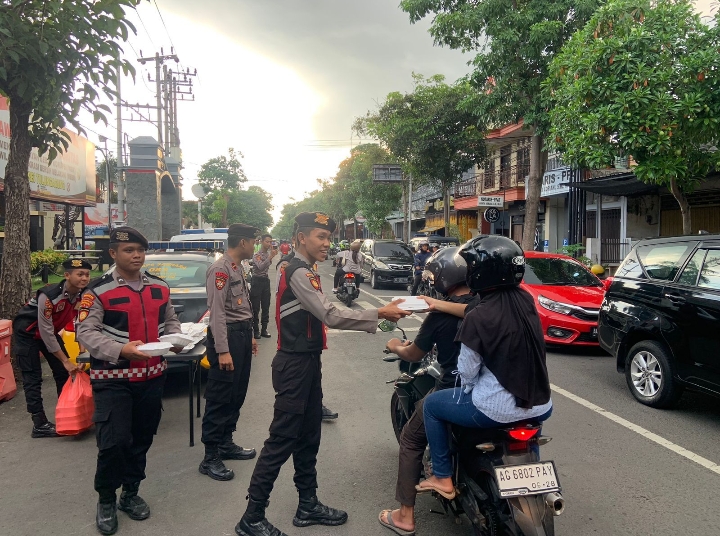 Ramadhan Berkah Polres Tulungagung Berbagi Takjil Jelang Buka Puasa