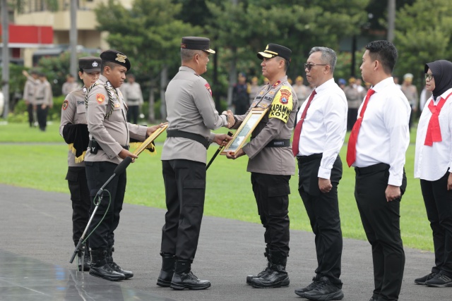 Perhutani KPH Malang Serahkan Sharing Sengon Senilai Rp 310 Juta ke LMDH Tani Maju