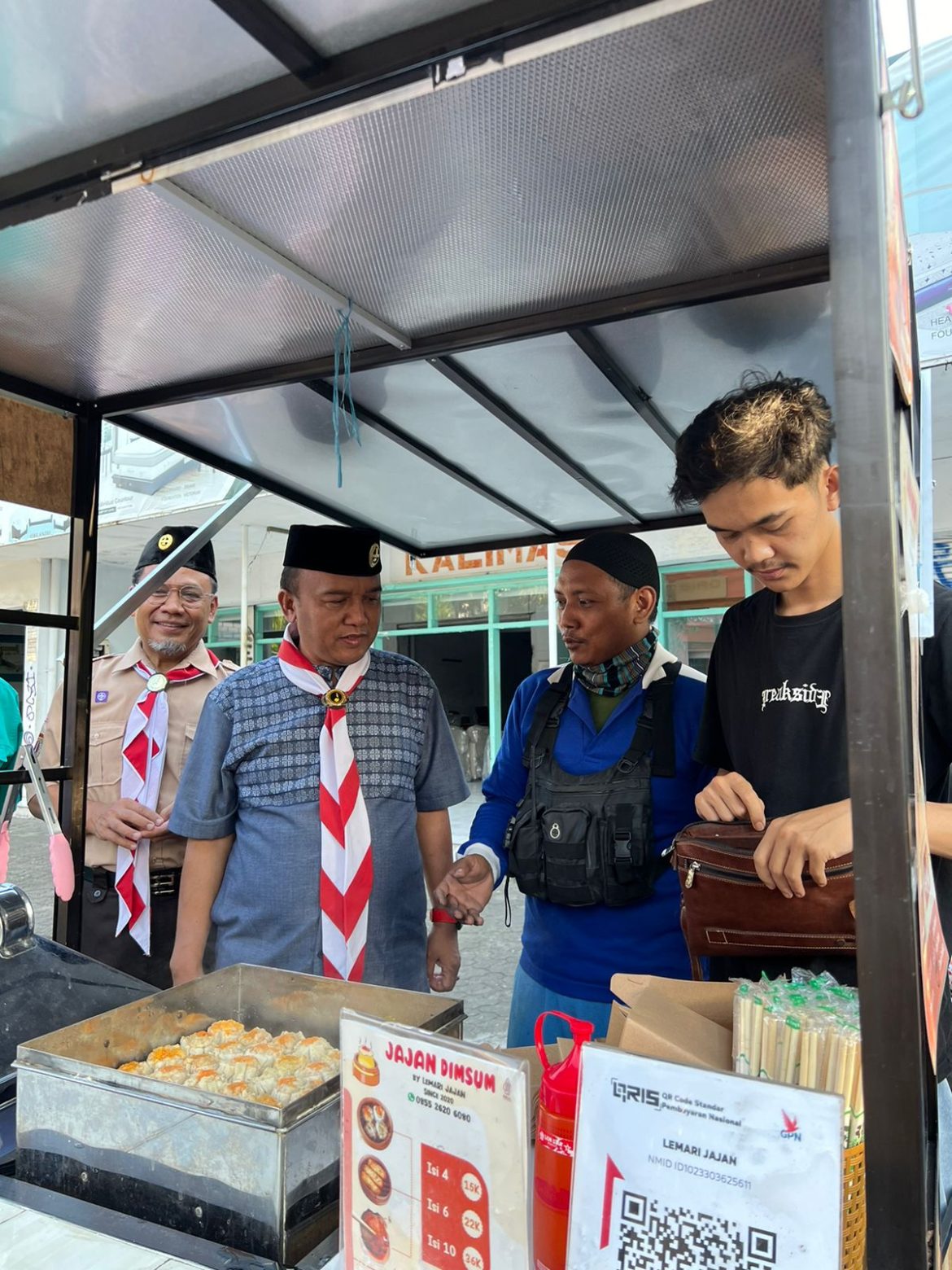 Pramuka Kota Tegal Bersama Saka POM Monitoring Makanan Siap Saji Dikawasan Kartini dan Alun-Alun
