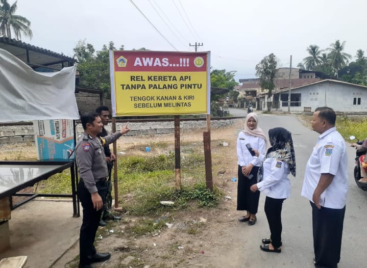 Bhabinkamtibmas Polsek Padang Hulu Pasang Spanduk Himbauan di Perlintasan Kereta Api