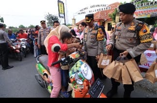 Kapolres Bersama Ketua PYKB Cabang Bojonegoro Bagi-Bagi Takjil Kepada Warga