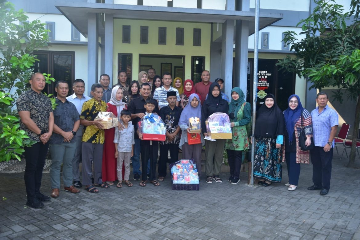 Dankormar Memberikan Tali Asih Kepada Warakawuri dan Anak Yatim