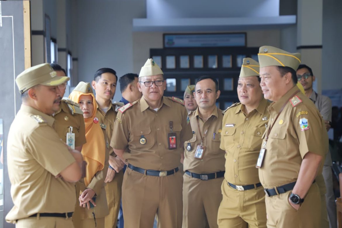 Penjabat Bupati Garut Pimpin Apel Pagi, Tekankan Pentingnya Kualifikasi Tinggi di Disdukcapil Garut