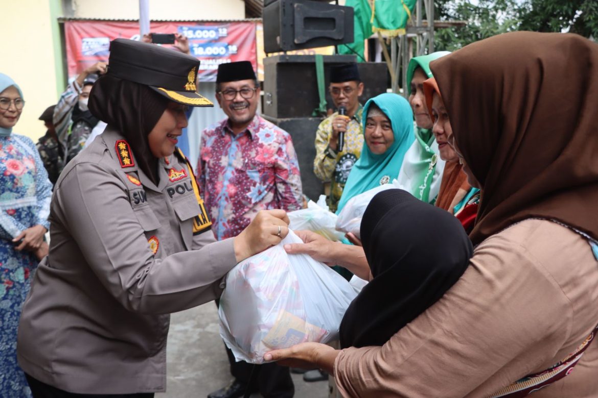 Warga Serbu Bazar Murah Ramadhan Kolaborasi PCNU, Disperdagin, dan Polresta Cirebon