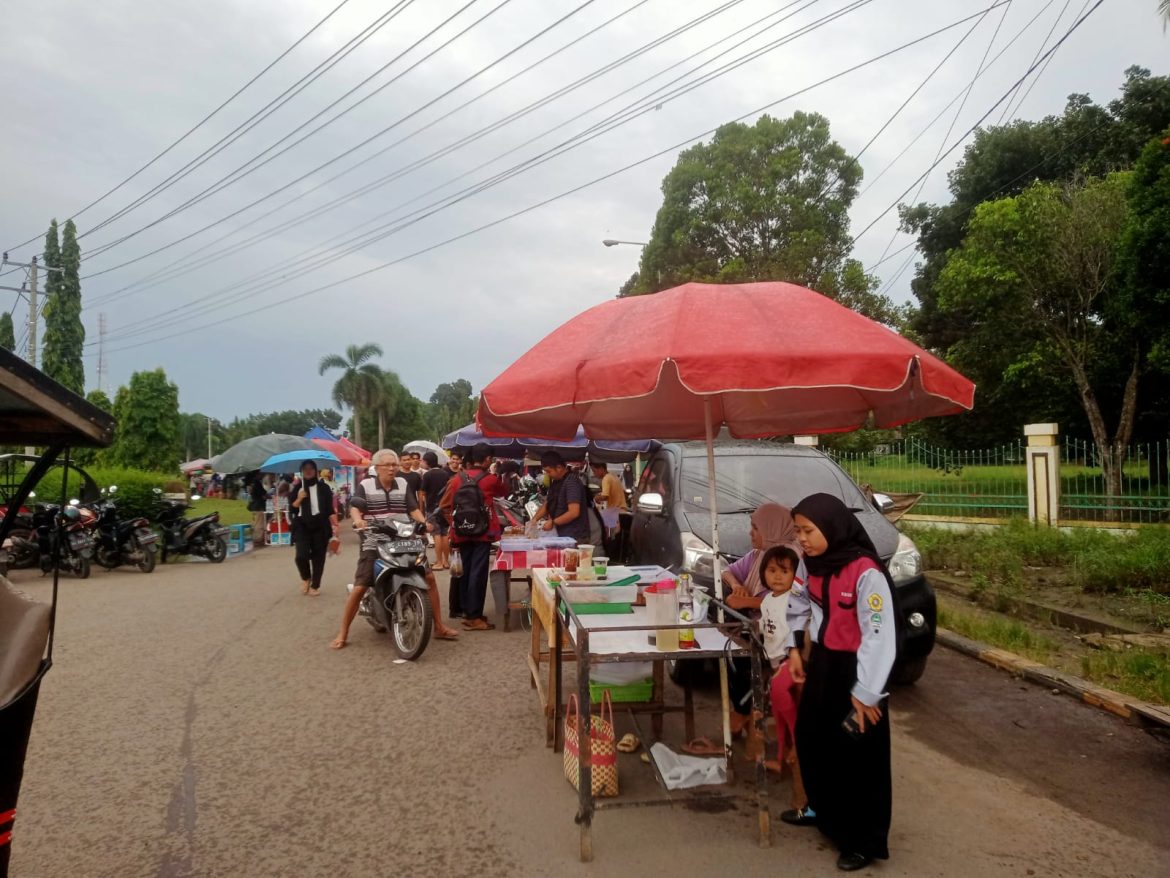 Diduga Oknum Satpam Pungut Biaya Lapak Hingga Penuhi  Badan Jalan Depan Kampus UNSRI Indralaya