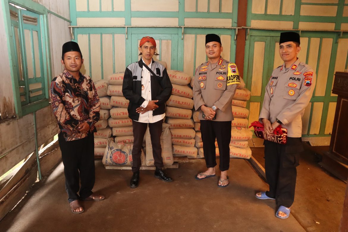 Kapolresta Magelang Sumbang 50 Sak Semen untuk Masjid Nurul Huda Semen Banyusidi