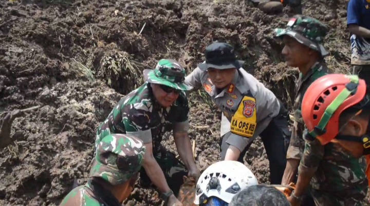 DANDIM 0609 DAN KAPOLRES CIMAHI EVAKUASI KORBAN LONGSOR CIBENDA CIPONGKOR   