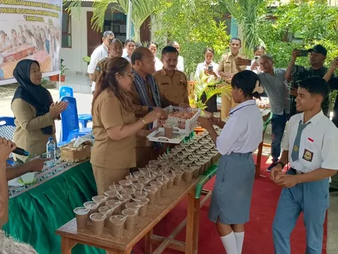 Pelajar SMAN 11 Kupang Terima Makan Siang Geratis