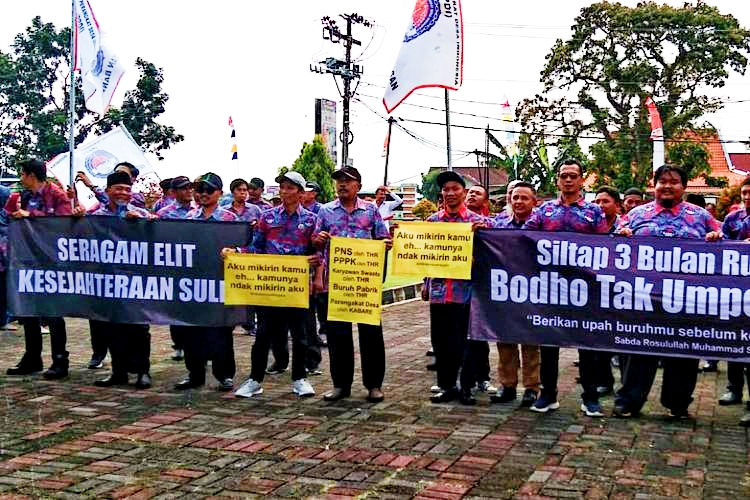 Kecewa Gaji 3 Bulan belum Cair, Perangkat Desa di Magelang Demo Kantor Kecamatan