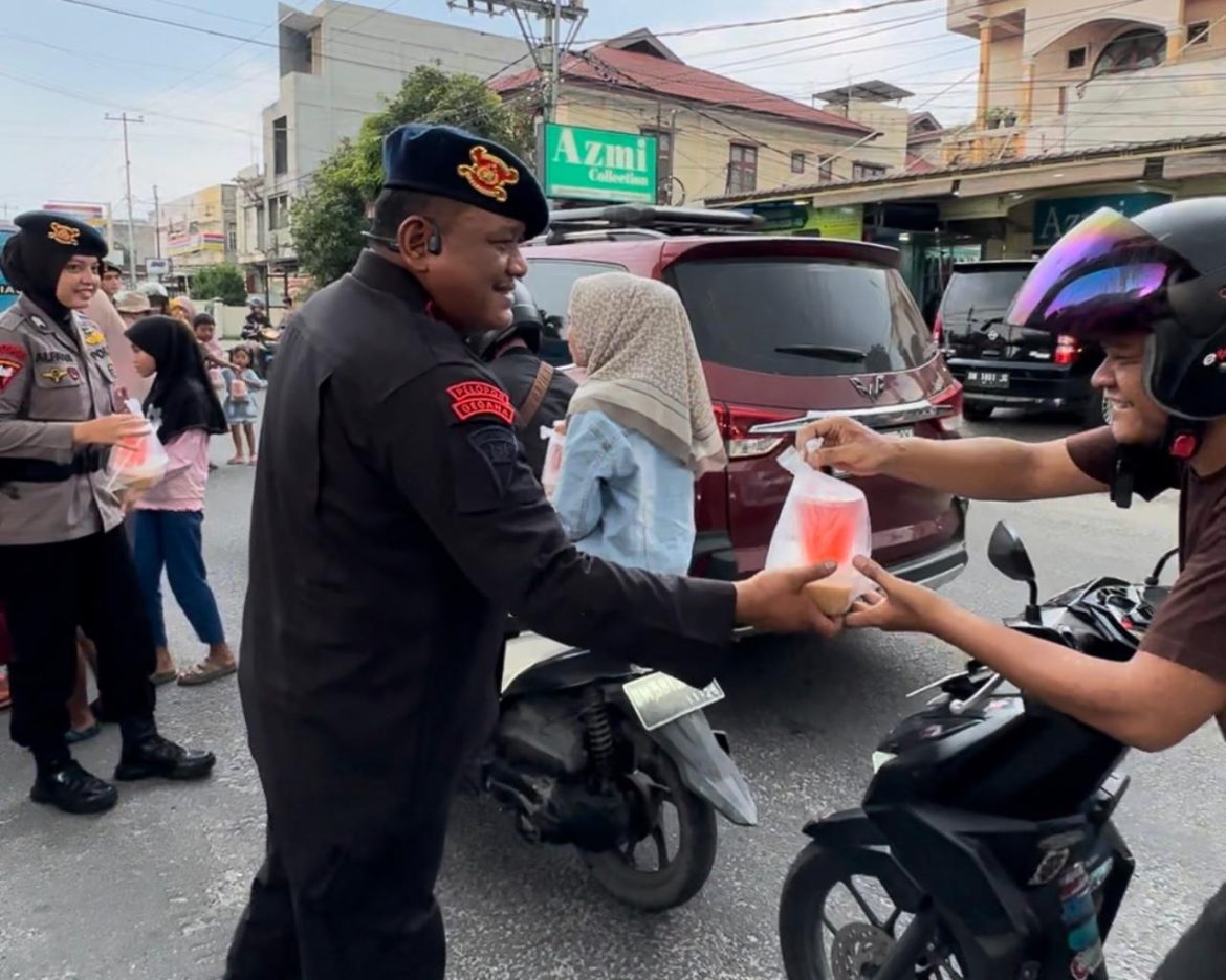Jelang buka puasa, Dansat Brimob Polda Riau bagi-bagi takjil kepada masyarakat Pekanbaru