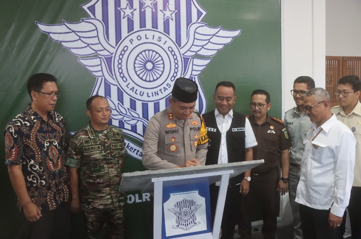 Maksimalkan Pelayanan Masyarakat Pada Mudik Lebaran Kapolres Probolinggo Resmikan Pospol Gending