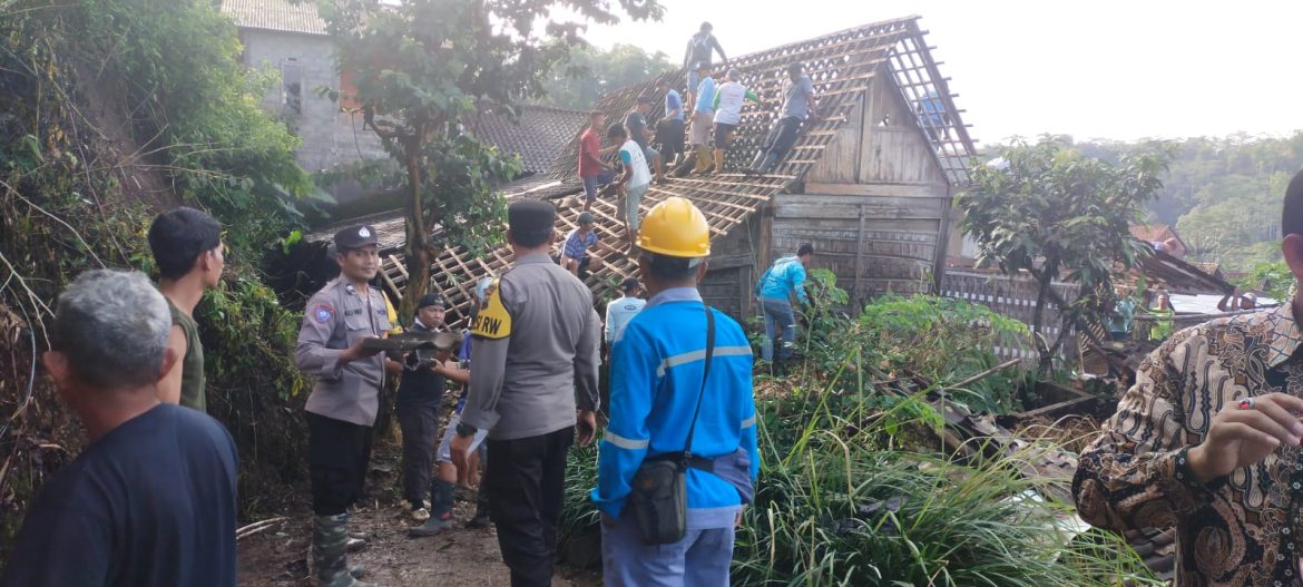Polsek Grabag dan elemen lain, evakuasi bencana tanah Longsor di Bedoyo Grabag Magelang
