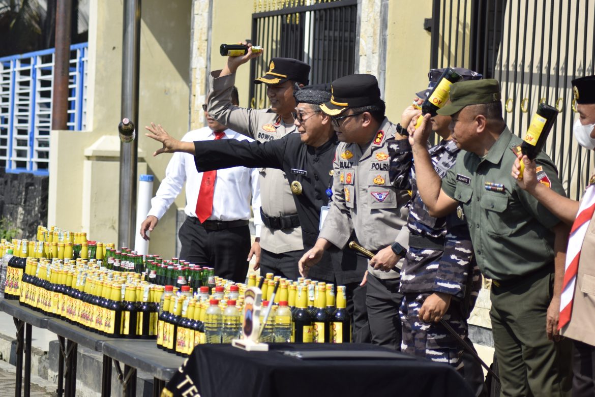 Wujudkan Kota Tegal Yang Kondusif, Polres Tegal Kota Musnahkan Ribuan Botol Miras